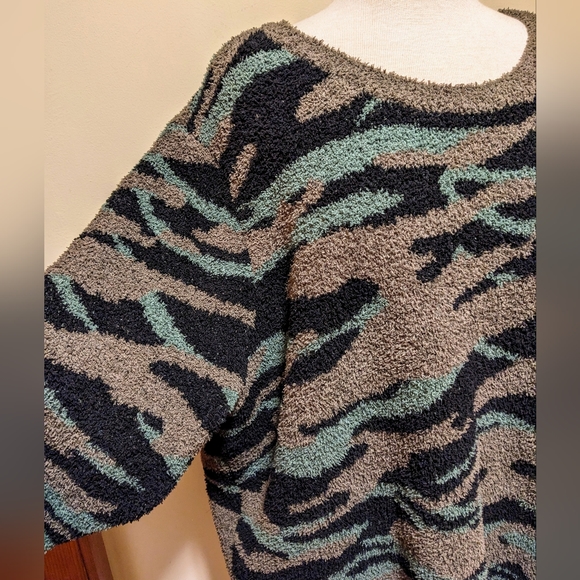 Barefoot Dreams CozyChic Green Camoflauge Sweater - Picture 4 of 6
